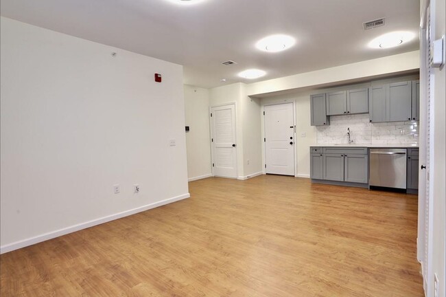 Building Photo - 143 Zabriskie St