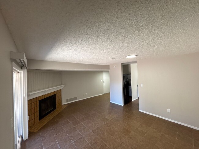 Building Photo - Huge First floor 2 Bedroom with a Huge pri...