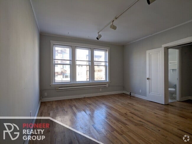 Building Photo - 515 W Melrose St