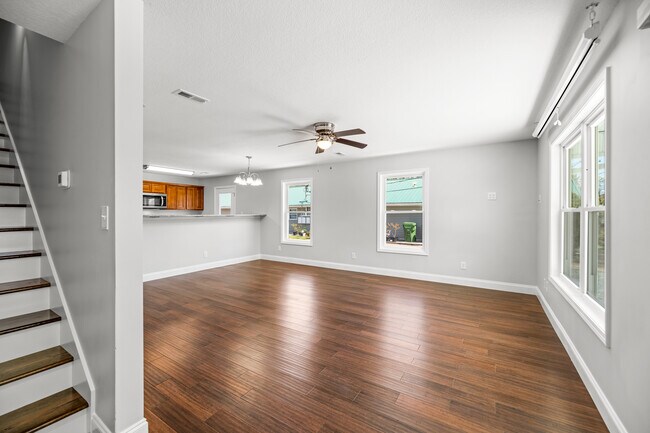 Sala de estar desde el piso de arriba - 621 Lord Ave