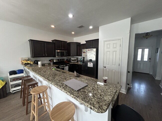 Foto del edificio - Modern 3BR Home with Garage & Spacious Living – Available July 10th!