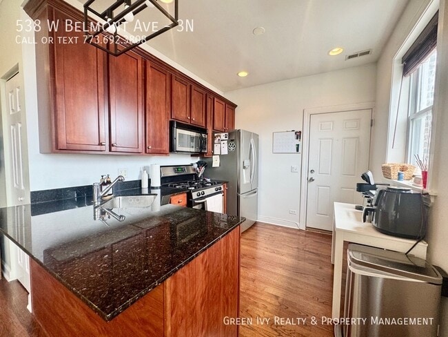 Building Photo - 538 W Belmont Ave