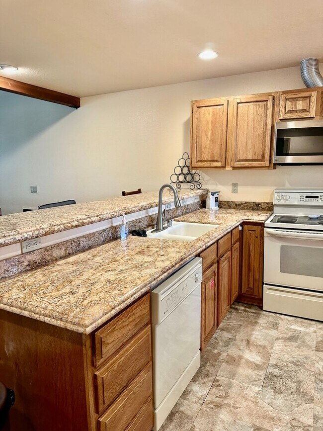 Foto del edificio - Spacious 2 Bed, 3 Bath Condo - Year-Round Rental