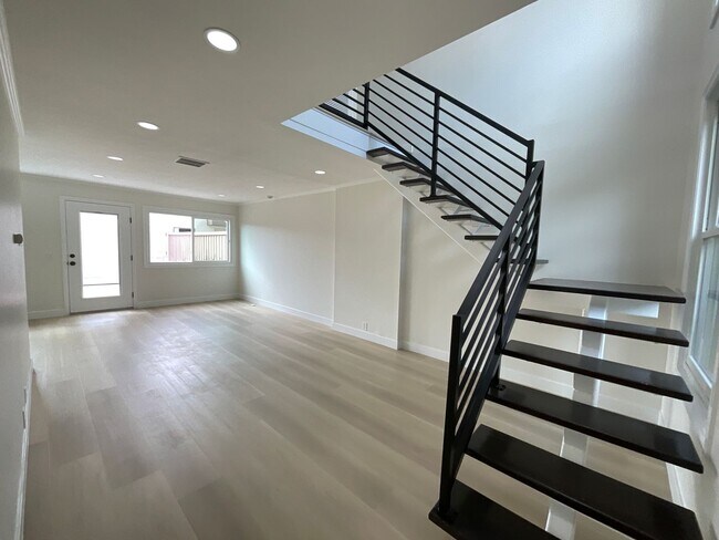 Foto del edificio - Villa Pacific: Remodeled 2 Bedroom 1.5 Bath Attached Townhouse,