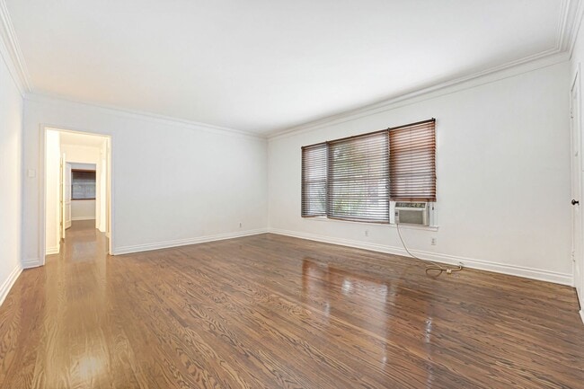 Building Photo - Spacious Los Feliz 2-Bed w/ In-Unit Laundry!