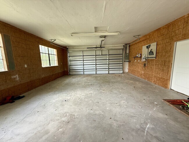 Building Photo - 915 W Kings Rd