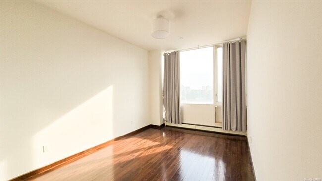 Foto del edificio - 42-05 Parsons Blvd