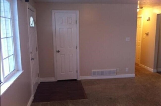 Building Photo - 440 N 300 E