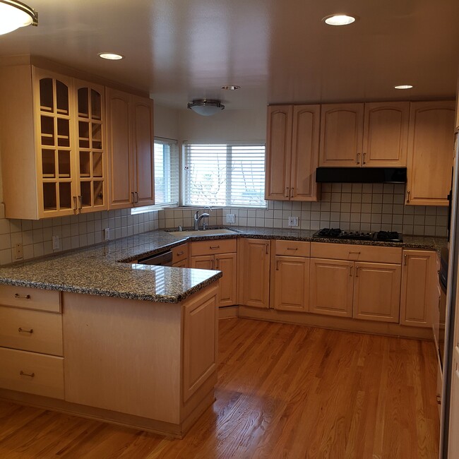 Eat in Kitchen Granite counters - 2835 Arguello Dr