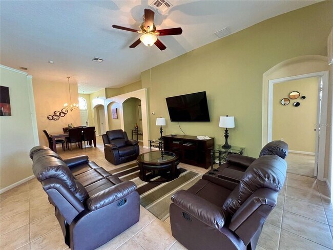 Building Photo - 8127 Fan Palm Way