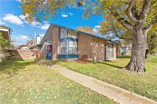 Building Photo - August Pre-Lease!! Cute 3/2 Close to Campus!!