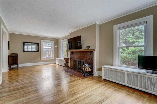 Building Photo - Georgeous 4 Bedroom East Side Single Famil...