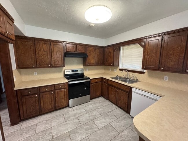 Foto del edificio - New flooring and tile, great location, lar...