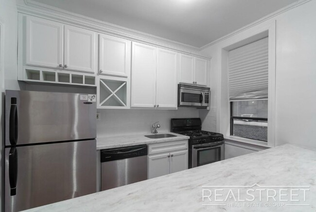 Foto del edificio - Huge Renovated 3 Bed 2 Bath Classic 6 in B...