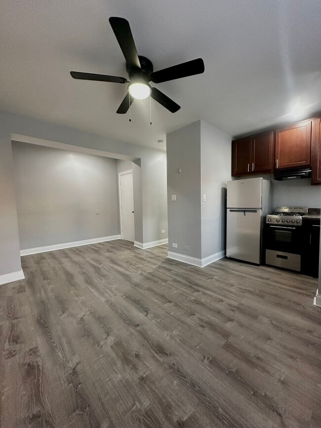 Sample 1 Available Feb / 2026 - 4031 N Kenmore Apartments