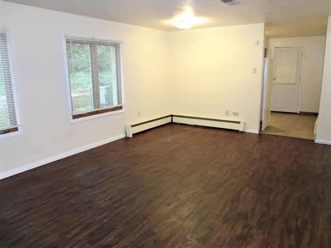 Foto del edificio - 2 Bed, 2 Bath Apartment off University Ave. w/ Hardwood Flooring