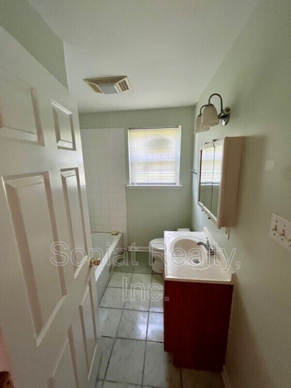 Building Photo - 2105 Mirabeau Ave
