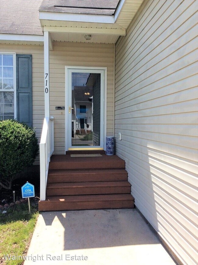 Building Photo - 3 br, 2.5 bath House - 710 Laura St.