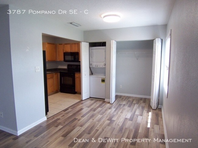 Building Photo - 3787 Pompano Dr SE