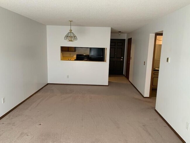 Living room Dining room combo - 2809 E Minnehaha Pky