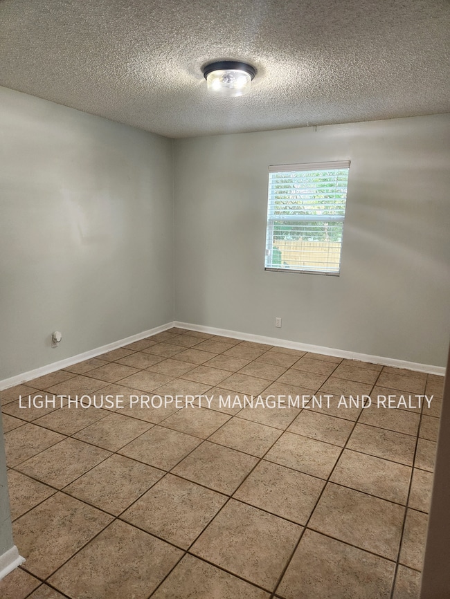 Building Photo - Beautifully Updated 3/2 One Mile from Beach!