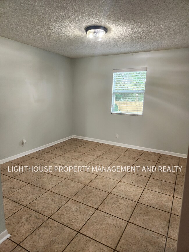 Foto del edificio - Beautifully Updated 3/2 One Mile from Beach!