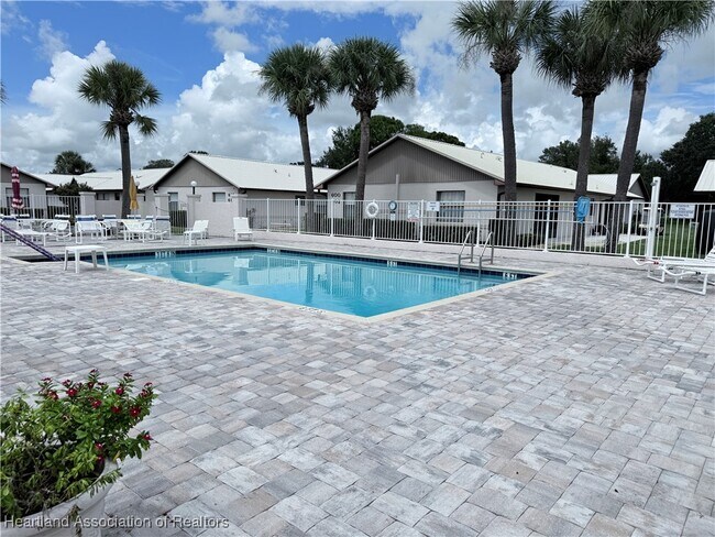 Foto del edificio - 102 Villaway