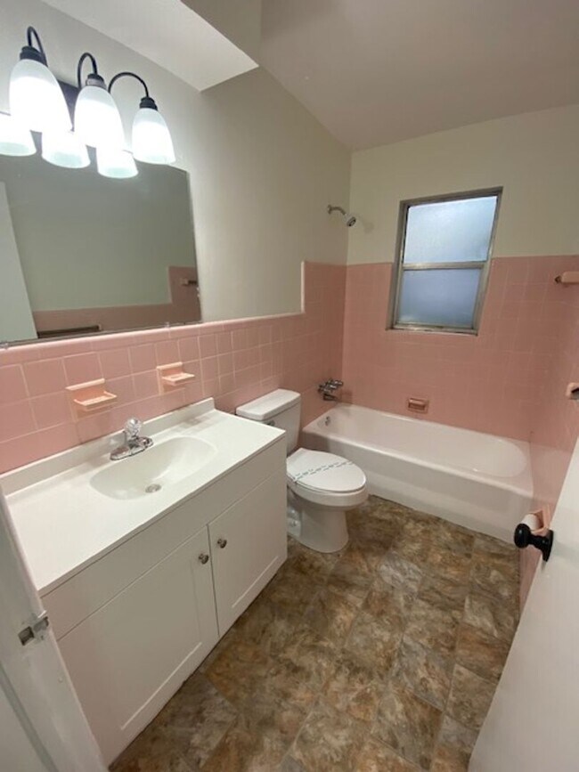 Foto del edificio - 2 Bed 1 Bath Home | Pet Friendly | Washer ...