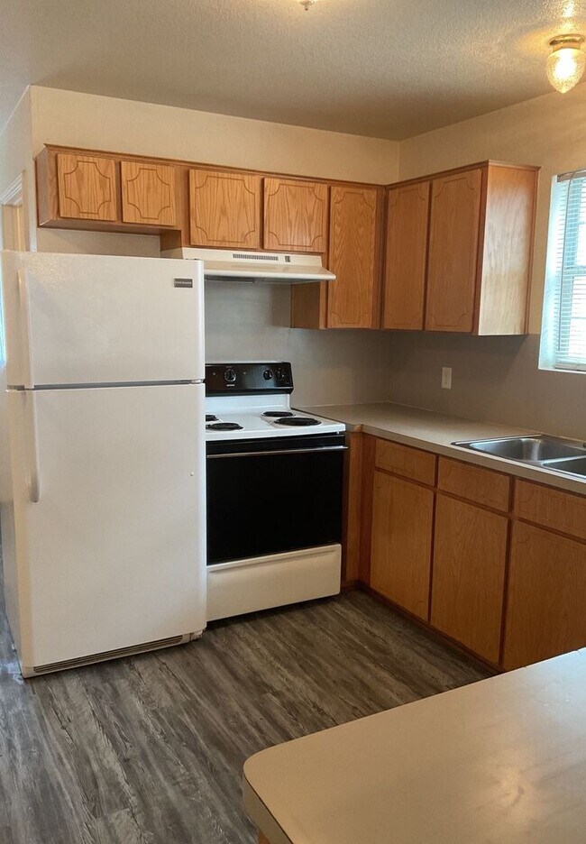 Building Photo - AVAILABLE NOW!