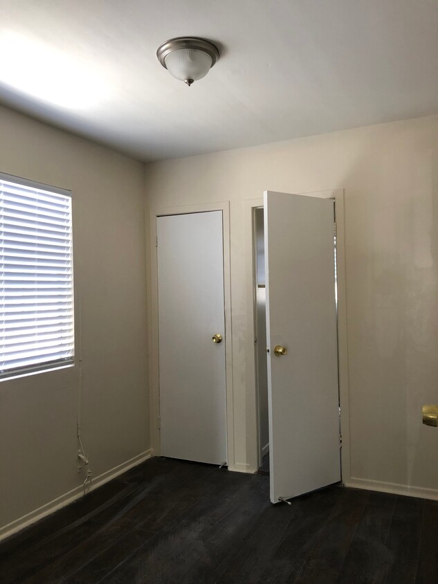 Building Photo - 807 W 92nd St