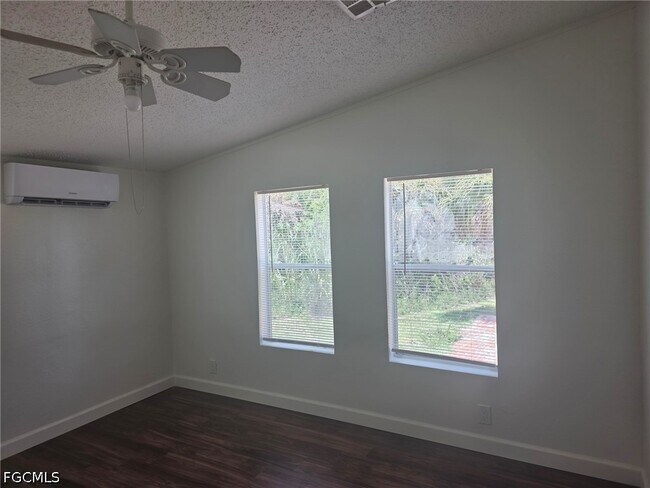 Foto del edificio - 425 Tanner Rd
