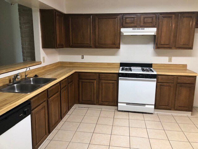 Building Photo - 18023 Garden Manor Dr