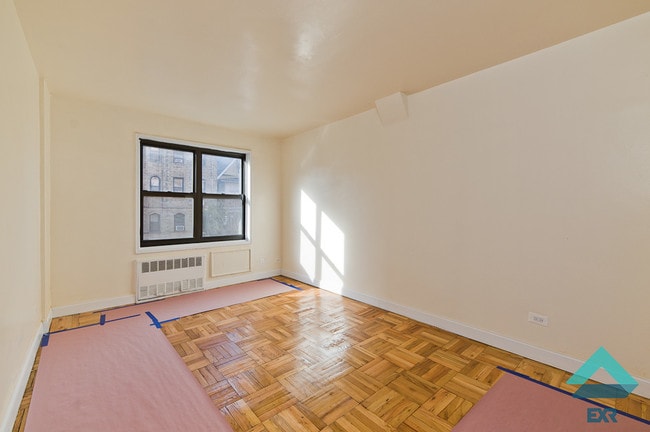 Building Photo - 425 E 26th St