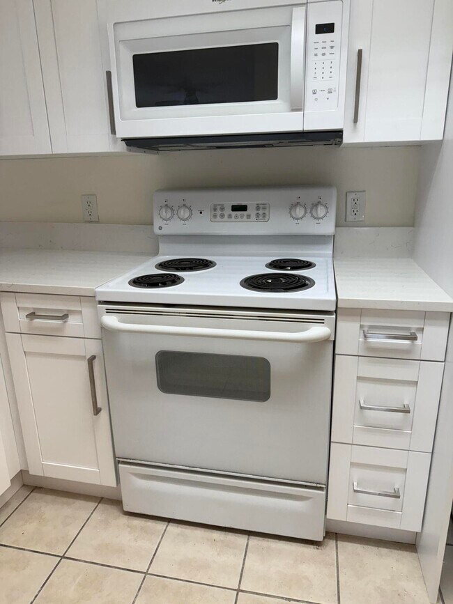 Building Photo - 3020 Alcazar Pl