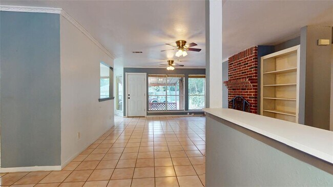 Building Photo - 302 Greenbriar Dr