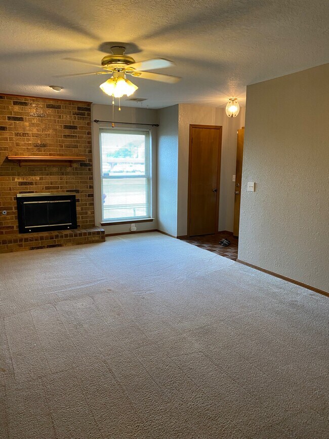 Building Photo - 439 W Curtis Dr