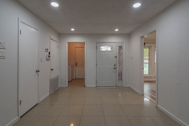 Building Photo - 12054 Plumpoint Dr