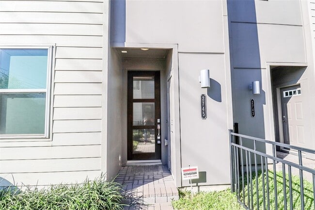 Foto del edificio - 2745 Clinton Dr