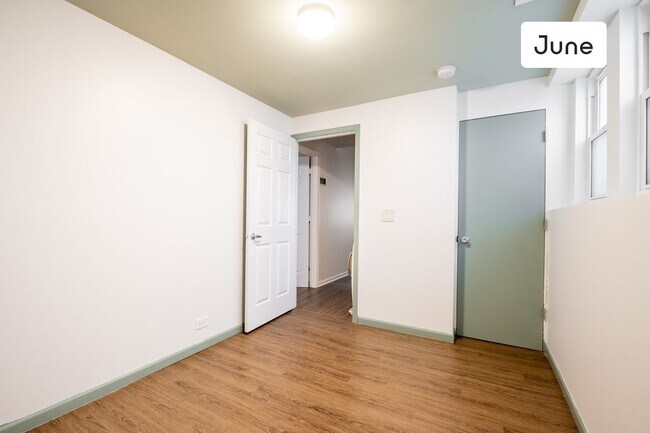 Building Photo - ROOM ONLY in 3-bed/1.0-bath Home
