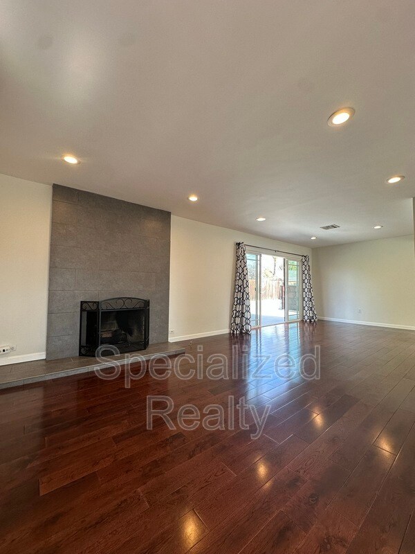 Building Photo - 11529 Collett Ave
