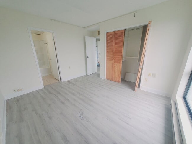 Building Photo - 60 Strawberry Hill Ave