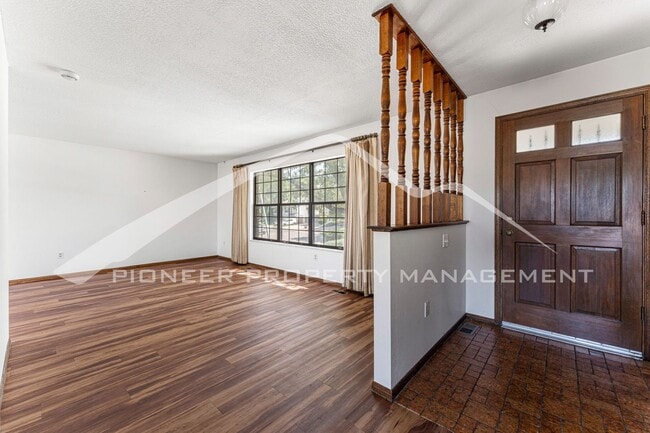 Building Photo - Spacious Home with Fenced Yard and Washer/...