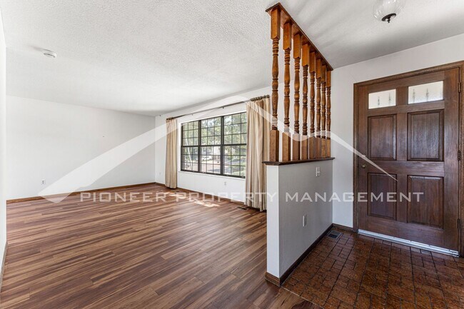 Foto del edificio - Spacious Home with Fenced Yard and Washer/...