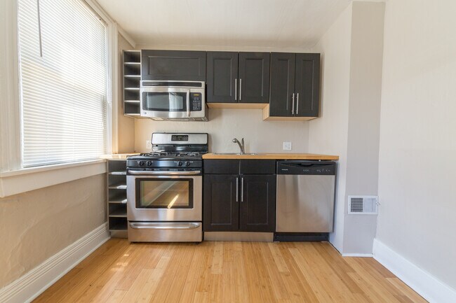 Foto del edificio - *AVAILABLE NOW* Super Affordable & Renovated 3 Bedroom Town House in the South Side Slopes!
