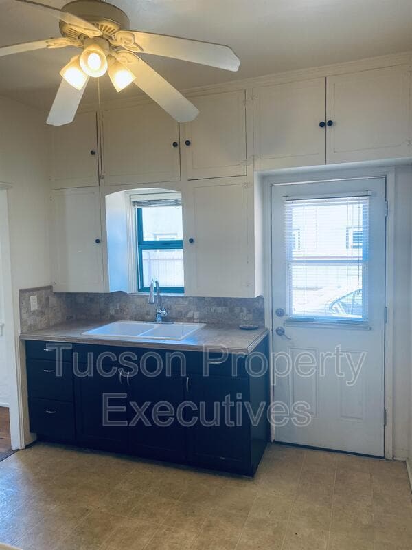 Building Photo - 1233 E Mabel St