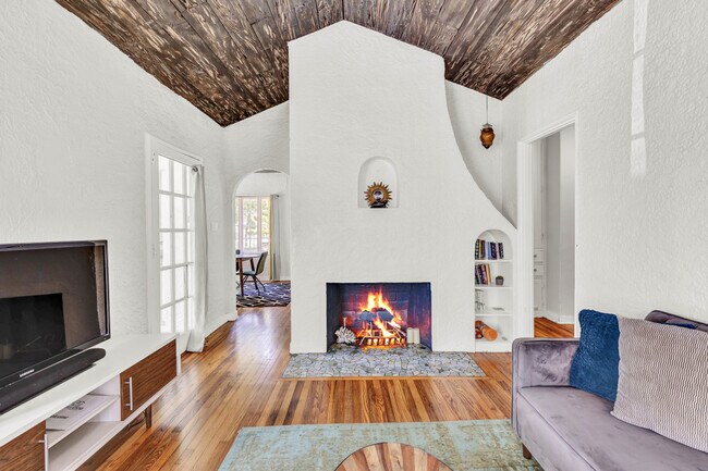 Building Photo - 315 Daytona Ave