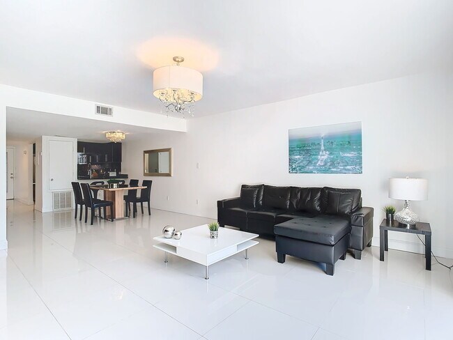 Foto del edificio - Vineland Road, Orlando, FL 32811 - 2 BR 2.5 BA townhouse