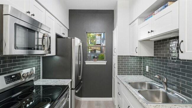 Building Photo - 203 E 31st St