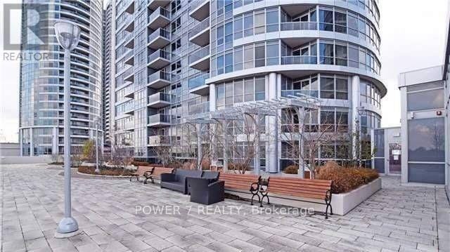 Building Photo - 151 Village Green Square