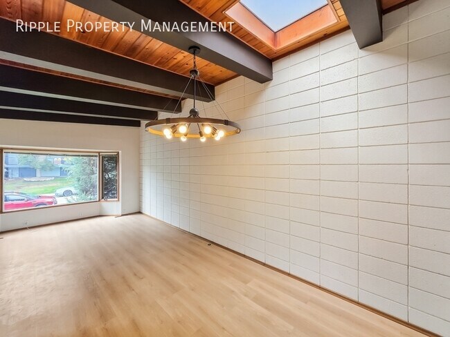 Photo du bâtiment - CLASSIC BRIGHT 2 BEDS, 1 BATH DUPLEX UPPER UNIT | DOUBLE ATTACHED GARAGE | AC AVAILABLE